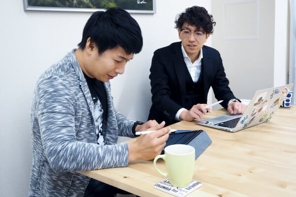 打ち合わせをする代表者二名の画像